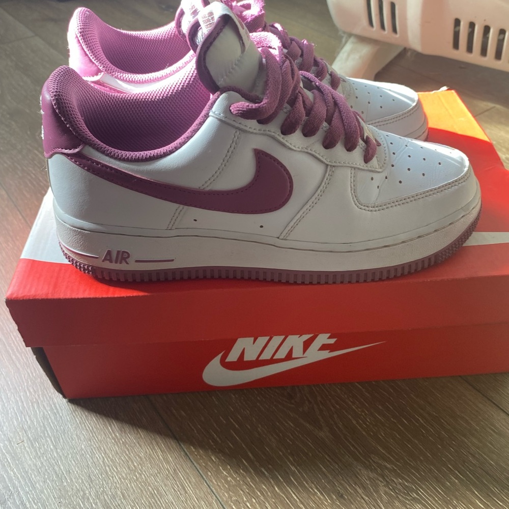 Air Force 1 mag, size 8 women ; size 6 men